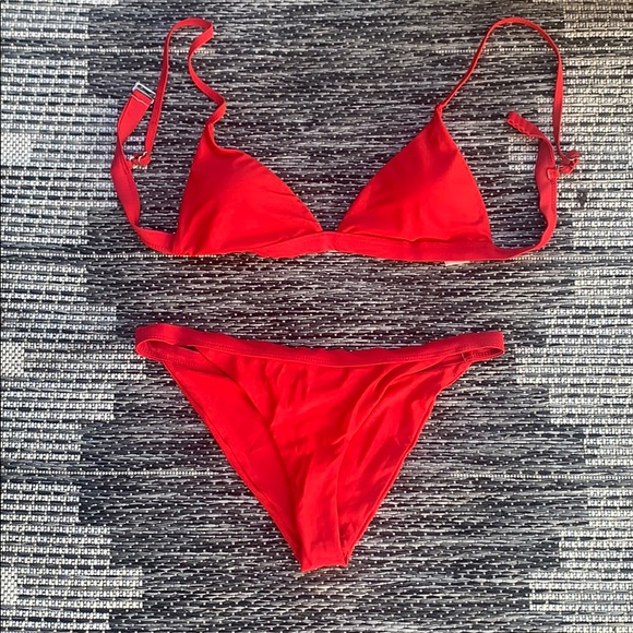 Red bikini - Picture 1 of 4